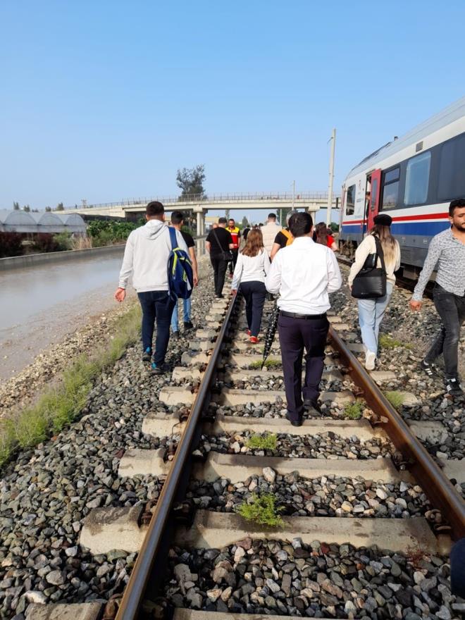 TREN SEFERLER DURDURULDU    te yandan, Tarsus-Mersin seferini yapan bir tren, raylarda oluan birikinti nedeniyle ilerlemekte glk ekti. Yolcular, dier hattan gelen trene tand. Ekipler, raylarda temizlik almas balatt.    TCDD Tamaclk A, yalardan dolay bugn Adana-Mersin aras yolcu trenlerinin iletilemediini bildirdi.