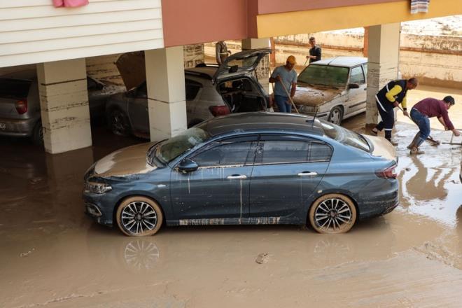 D-400 kara yolunun Huzurkent Mahallesi istikametinde oluan su birikintileri, trafikte aksamalara neden oldu.