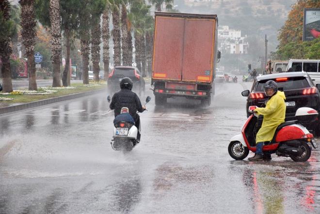 Yal hava nedeniyle iledeki baz cadde ve sokaklarda su birikintileri olutu, yayalar ve srcler zaman zaman zor anlar yaad.