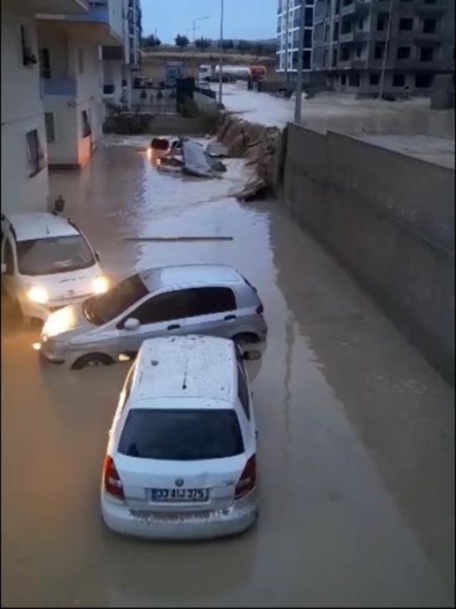 Aralarn yolda kald mahallelerde yamurla gelen suyun tahliyesi iin Mersin Su ve Kanalizasyon daresi Genel Mdrl (MESK) ekiplerince alma balatld.
