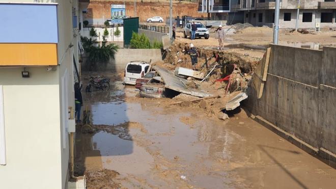 Adana, Mersin, Bodrum ve Osmaniye'yi saanak vurdu, yollar gle dnd - 22  ANKARA, ZMR, MANSA VE AYDIN N SAANAK UYARISI    zmir, Aydn, Manisa ve Ankara'da kuvvetli gk grltl saanak bekleniyor.    Meteoroloji Genel Mdrlnden yaplan tahmine gre, bugn le saatlerinden sonra zmir'in i kesimleri, Aydn, Manisa ile gney ileleri bata olmak zere Ankara'da yerel kuvvetli gk grltl saanak etkili olacak.    Sel, su baskn, yldrm, ulamda aksamalar, kuvvetli rzgar, kk apl dolu ya gibi olumsuzluklara kar dikkatli ve tedbirli olunmas uyarsnda bulunuldu.