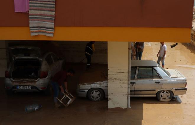 Ya nedeniyle merkez Toroslar ve Akdeniz ilelerinde baz ev ve i yerlerinde su basknlar olutu.