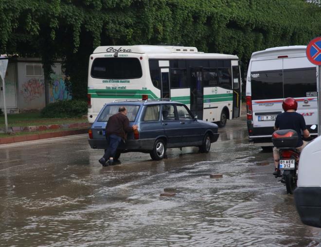 Yaa hazrlksz yakalananlar slanmamak iin bina girilerine ve otobs duraklarna snd.    Alparslan Trke Bulvar'ndaki su birikintileri nedeniyle trafikte aksamalar oldu, baz kiilerin aralar arzaland.