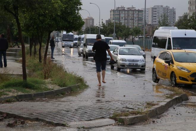 Belediye alanlar yollarda oluan su birikintilerinin azalmas iin rgar azlarn temizledi.