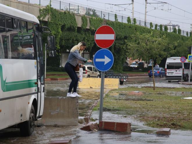 Zaman zaman dolu eklinde devam eden ya nedeniyle baz cadde ve sokaklarda su birikintileri olutu, ev ve i yerlerinde ise basknlar meydana geldi. Sz konusu yerler vatandalar tarafndan temizlendi.