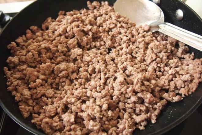 Suda zdrme <br>    Hzl bir ekilde kymay zdrmek isterseniz, souk su iinde zdrme yntemini tercih edebilirsiniz. Kymay plastik bir torbaya koyun ve souk su dolu bir kabn iine yerletirin. Suyun iinde kyma hzlca zlecektir. Ancak, bu yntemi tercih ederken kymay hemen kullanmanz nemlidir.