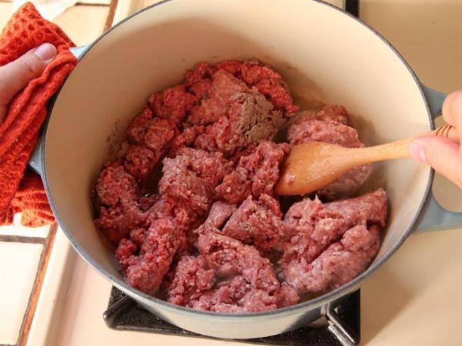 Kymay buzluunuzdan karp buzdolabna koyarak zdrebilirsiniz. Bunun iin kymay bir gece nceden buzdolabna almanz yeterlidir. Buzdolabnda yavaa zlen kyma, gvenli bir ekilde kullanmanz salar ve lezzetini korur.