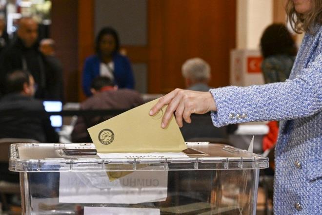 Yurt dnda yaayan semenler iin 20 Mays'ta balayan Cumhurbakanl seimi ikinci tur oylamas devam ederken, muhafaza altna alnan seim dokmanlar ve zarflar diplomatik kuryeler eliinde stanbul'a gnderilmeye baland.