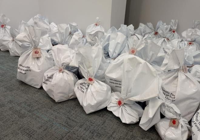 Yurt dndan tarifeli uaklaryla getirilen oylar stanbul Havaliman'nda kurulan ve 7 kilitli kapnn bulunduu odada muhafaza ediliyor.