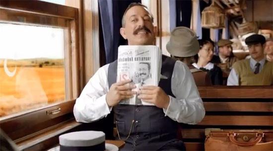 Cem Y�lmaz, bir bankan�n reklam filminde trende Havadis gazetesini okuyor.