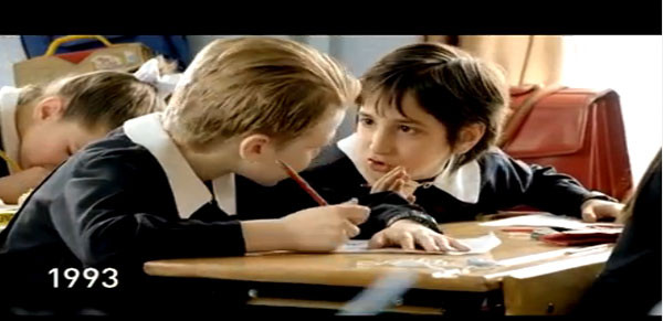 �lkokul ��rencisi olduklar� y�llar� yans�tan bu b�l�mde ikizler siyah �nl�k giyiyorlar. Oysa ki, okullarda siyah �nl�k zorunlulu�una 1989-1990 e�itim-��retim y�l�nda, yay�mlanan genelgeyle son verildi.