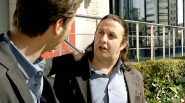 Nuri (�lker Ayr�k), uyan�k, yaramaz, sevimli, devaml� ba��na i� a�an bir karakterdir.