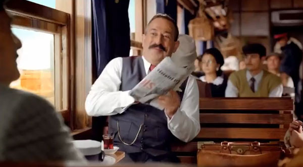 Gazete ikiye katland���nda Cem Y�lmaz`a bakan taraf ters duruyor.