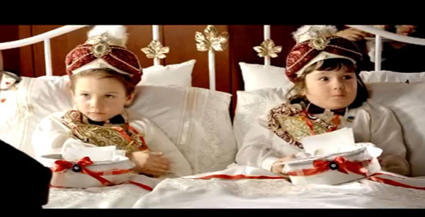 K�van� Tatl�tu� ve �lker Ayr�k'�n rol ald��� "Z�t �kizler" reklam filminde 1993 y�l�na ait bir b�l�m yay�nlan�yor.