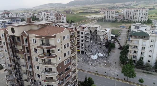 Vali Yardmcs Mehmet Tl, Adyaman' yeniden ayaa kaldrmak iin almalarn devam ettiini syledi.    Bu kapsamda enkaz kaldrma noktasnda nemli aama kaydettiklerini belirten Tl, "ok ksa zamanda ar hasarl binalarn ihalesini yapp tm Adyaman genelinde ar hasarl binalarmzn ykmna baladk. Adyaman genelinde yaklak 20 bin ar hasarl binamz mevcut. l merkezimizdeki 8 bin civarnda ar hasarl binamz ykmaya baladk." dedi.