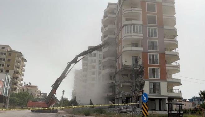 Ar hasarl 8 bin bina bulunan kent merkezinde i makineleriyle ykm balarken, kan hafriyat belirlenen noktalara tanyor.