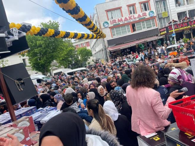 Balareme Mahallesi'ndeki maazann alndan nce girite kuyruk olutu. Kalabalk evredeki sokaklara da tat.