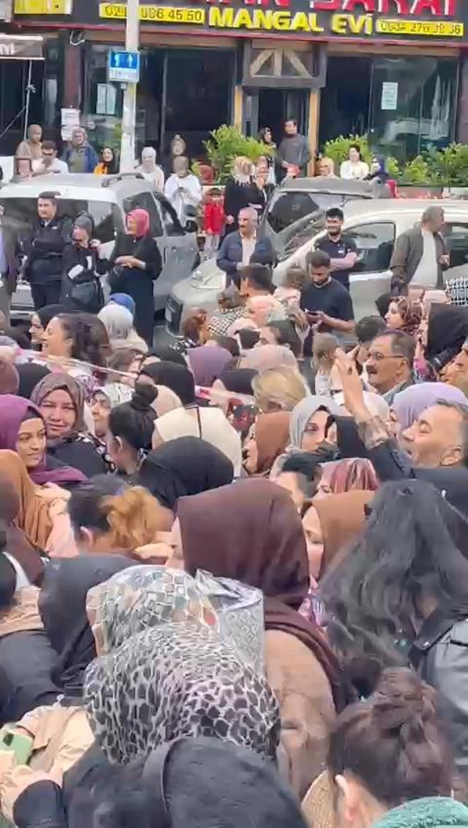 Baz grevliler mterileri acele etmemeleri ynnde uyard ancak baarl olamad.