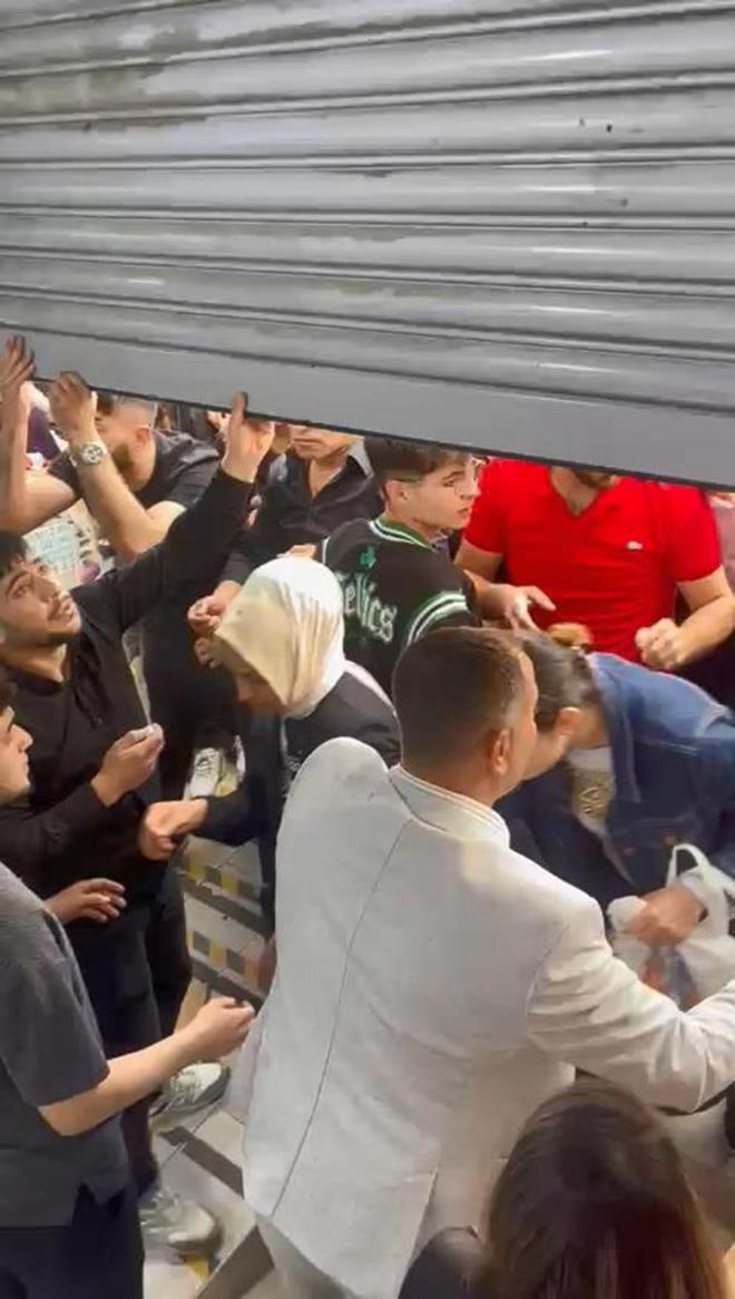 Kap alr almaz mteriler ieri girmek istedi, kepengin altndan geenler oldu.