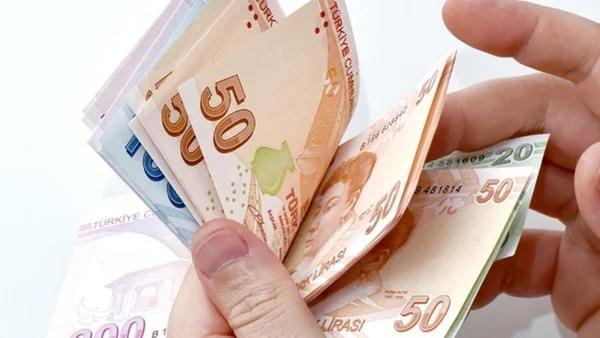 Ayrca 1'inci dereceye gelen tm memurlarn 3600 ek gstergeden yararlanmas iin dzenleme yaplacak. Kapsama girecek memurlarn emekli aylklar mevcut maa katsaysna gre 2 bin 435 lira ykselecek. Dzenleme emekli ikramiyelerine de yansyacak.       Bu dzenlemeden yararlanan memurun ikramiyesi 30 yl hizmetle emekli olmusa 84 bin lira artacak. 35 yl hizmetle emekli olann ikramiyesindeki art 98 bin lira olacak.