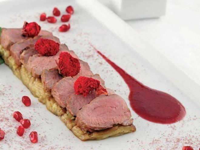 NAR / KIRMIZI ET   <br>  Tuzlanm et ve nar ya da zm gibi meyveler birlikte tketilmesi doru olan yiyecekler deildir. Bu tip meyveler kan yapc zellie sahiptir. Hal krmz ette de byle olunca fazla kan yapc madde bir arada vcuda alnm olur. Bu durum ise alerjiye sebebiyet verebilir.