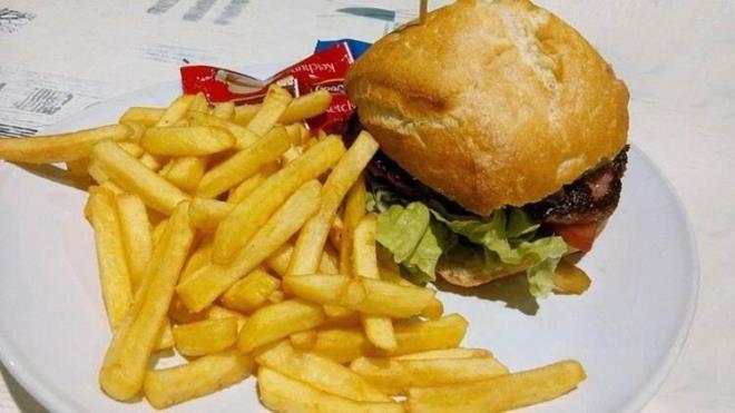 HAMBURGER / PATATES<br>    Fastfood olarak bilinen hamburger ve patates kzartmas sk sk tketilmemeli. ok fazla karbonhidrat ieren bu iki besin kan ekerini ykseltiyor. Hatta uzmanlara gre hamburgerin yannda patates kzartmas yemek yerine bir tane daha hamburger yemek daha salkl.