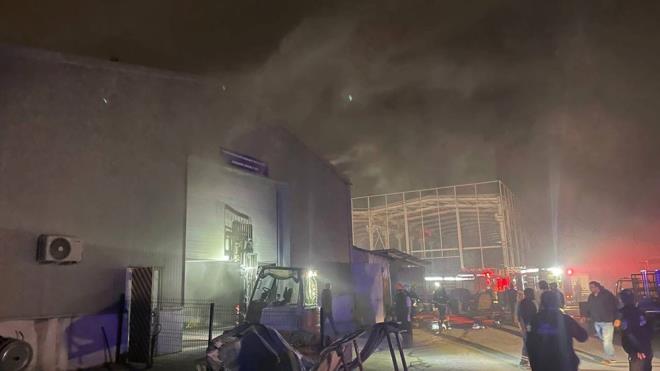 Sakarya'nn Arifiye ilesi Baak Sokak'taki bir traktr fabrikasnn sahasnda yer alan taeron otomotiv firmasna ait boyahanede bilinmeyen nedenle yangn kt.