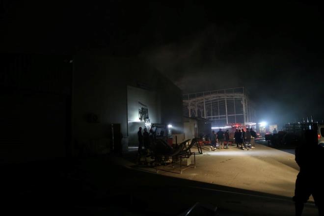 Yangnn fabrikann taeron firmasnda ktn vurgulayan Bayramolu, "Baak Traktr'n taeronu olan bir firmada bizim fabrikamza yakn bir firmada boyahane ksmnda kk bir yangn kt. Saolsun itfaiyemiz mdahale etti, ksa zamanda sndrld. Bir skntmz yok. ok kr yaral veya can kayb, dolaysyla bir sknt yok, her ey kontrol altnda." diye konutu.