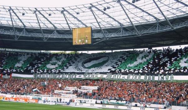 <p><b>22. Hannover 96 </b></p>  Stadyum: AWD-Arena Ortalama seyirci say�s�: 44,547 Stadyum kapasitesi: 49,000 Doluluk oran�: 91%