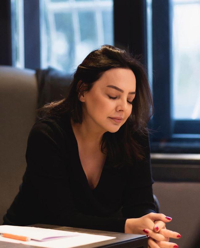 Gnler sonra ortaya bomba gibi bir haberle kan Ebru Gnde hayranlarn sevinden haberi sosyal medya hesabndan verdi.