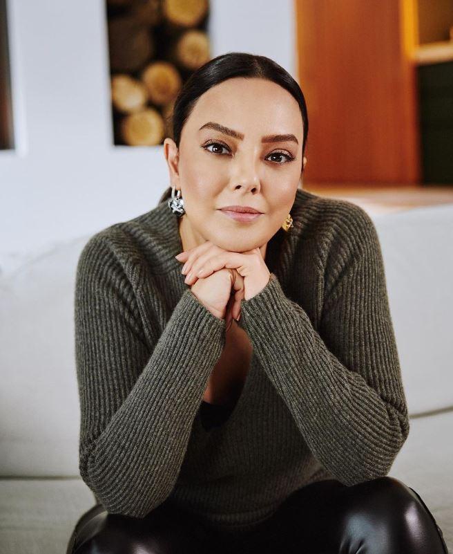 "EBRU'NUN STDYO HALLER"    ekildii stdyo halini Instagram hesab zerinden paylaan Gnde, "Bu kadar yzm gldren ey albme ok gzel bir ark daha syleyecek olmamd. Ebru'nun stdyo halleri." notunu dt.