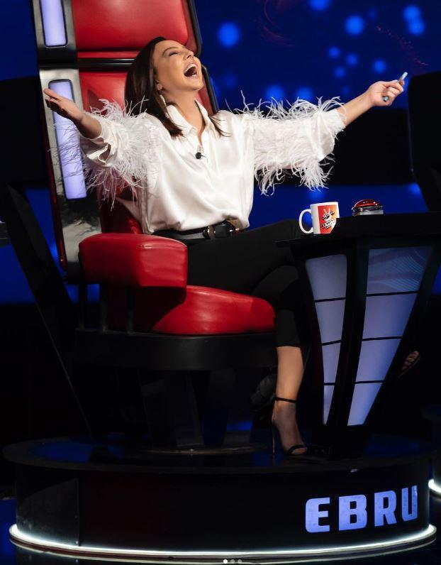 nl arkc Ebru Gnde, bir dnem magazin haberine zel hayatnda yaad aksiliklerle gndeme geldi.