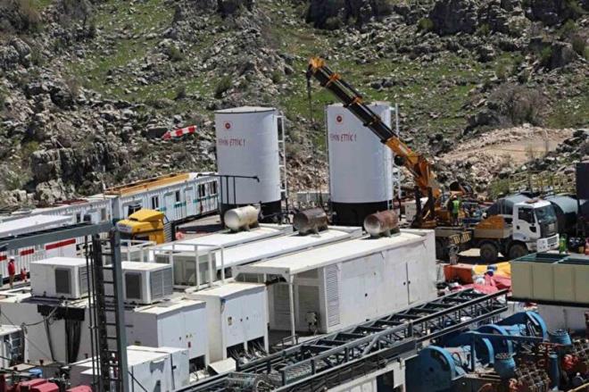 Bilgin, "Sadece ehit Aybke Yaln sahasnda nmzdeki gnlerde 4 kuyuda daha alma yaplacak. Ama Esma evik sahas dediimiz dier sahamzda ve yine Akay blgesinde almalar sryor. Orada 21. kuyu ald. Artezyen dediimiz, yani bir su kuyusundan youn bir petrol kt.