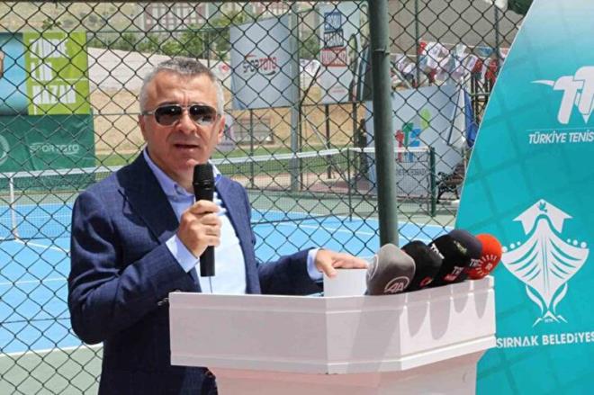 rnak Valisi Osman Bilgin, petrol rezervinin bulunduu Gabar Da blgesinde ekiplerin alma yrtt artezyen kuyusundan petrol ktn syledi.