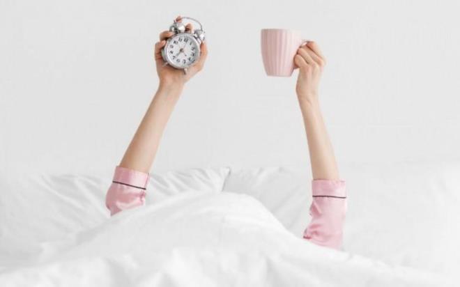 KAHVE GNN HANG SAATNDE LMEL?    Beslenme ve Diyet Uzman Arif Kaan; "Vcudumuzun bizi uyandrmas iin gelitirdii mekanizmada gnn belli saatlerinde kortizol hormunun seviyesi artar. Kortizol ( stres hormunu ) retiminin en st seviyeye kt zamanlarda, kahvaltdan sonra ve ( 08.00-09.00, (12.00-13.00) ve (17.30-18.30) dndaki saatlerde kahve tketilmelidir." aklamasnda bulundu.