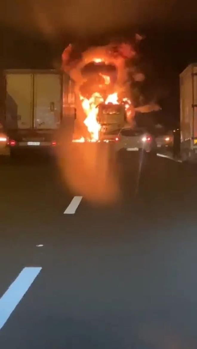 arpmann etkisiyle otobs alev ald, savrularak bariyerlere arpan TIR'n ise kupas koptu.