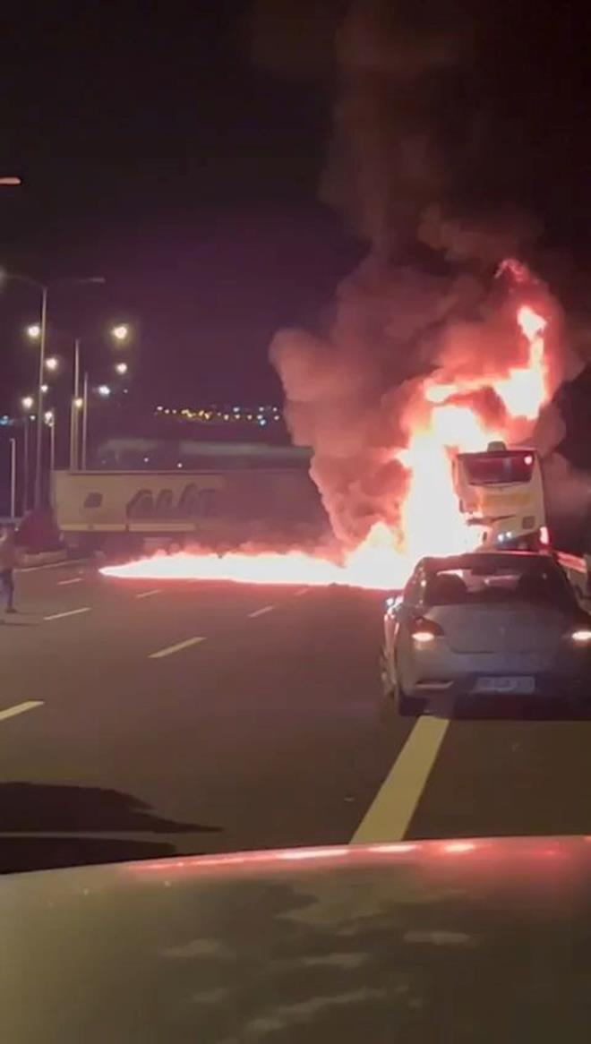 Ankara - Nide Otoyolu Ahiboz mevkisinde saat 22.00 sralarnda elyaf ykl 38 YU 757 plakal TIR, kontrolden karak 33 AFC 777 plakal ehirleraras yolcu otobsne arkadan arpt.