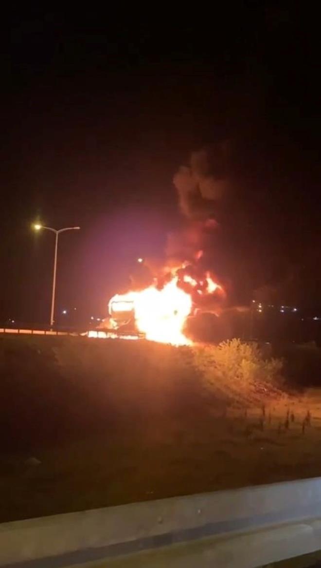 Otobste bulunan yolcular evredekilerin de yardmyla aratan tahliye edildi.    hbar zerine kaza yerine ok sayda salk, itfaiye, polis ve jandarma ekibi sevk edildi.
