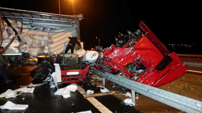 te yandan, arpma sonras yolcu otobsnn alev topuna dnd anlar ise evredekiler tarafndan cep telefonu kamerasyla kaydedildi.