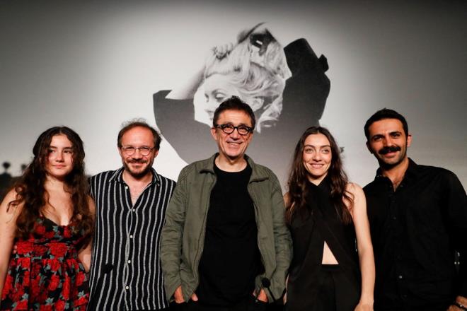 Filmin ynetmeni Nuri Bilge Ceylan yapt aklamada, filmin erken yata cra blgelere gnderilen memur ve retmenlerin kiisel inanlarndaki kademeli d yanstmasn istediini syledi.