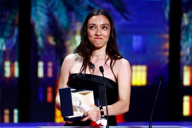 Merve Dizdar, Cannes Film Festivali'nde Nuri Bilge Ceylan'n ynetmenliini yapt "Kuru Otlar stne" filmindeki "Nuray" rolyle en iyi kadn oyuncu dln ald.