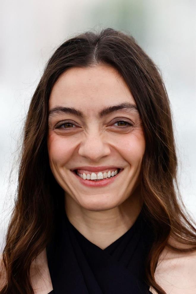 Film, Trkiye'nin cra bir kynde zorunlu hizmetini bitiren ve baka bir retmen olan Nuray (Merve Dizdar) ile karlaana kadar ayrlabileceine dair umudunu yitiren gen resim retmeni Samet'i (Deniz Celilolu) konu alyor .