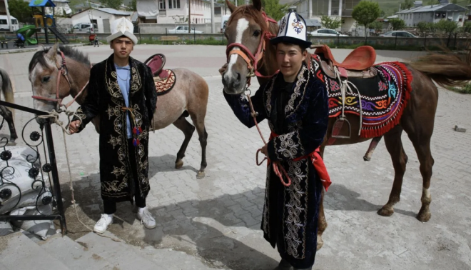 Baz Krgzlarn, sandklarn kurulduu okula atlaryla geldii grld.