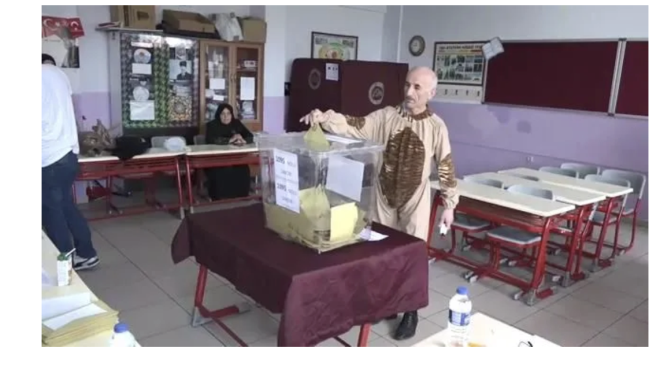 DHA'nn aktardna gre, kostm nedeniyle okul bahesindekilerin dikkatini eken 59 yandaki Keskin, uzun sre gvenlik gerekesi ile ieri alnmad.