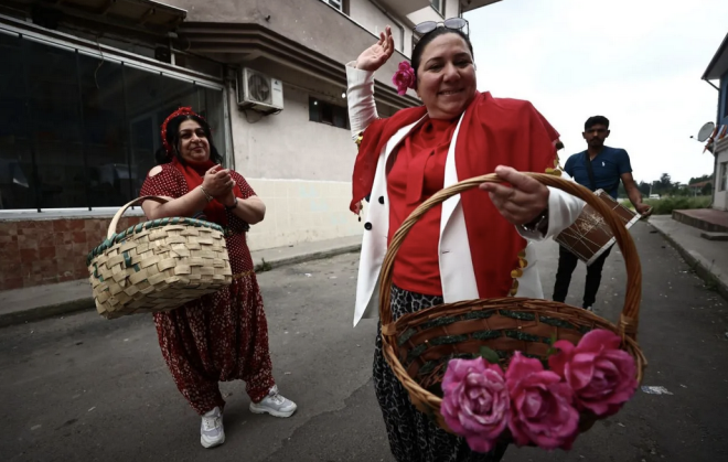 Dzce'de yaayan Romanlar, Cumhurbakan Seimi'nin ikinci turunda oy kullanmaya davul zurna eliinde gitti.