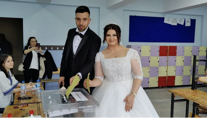 Bursa'nn Orhangazi ilesinde rem ve Mehmet Nogay ifti, Cumhurbakan Seimi ikinci turunda oy kullanmak iin gelinlik ve damatlyla sanda gitti.
