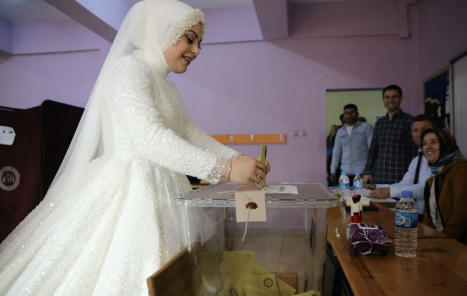 Samsun'un lkadm ilesinde, Cumhurbakanl Seimi ikinci turunda gelinliiyle sandk bana gelen semen oy kulland.
