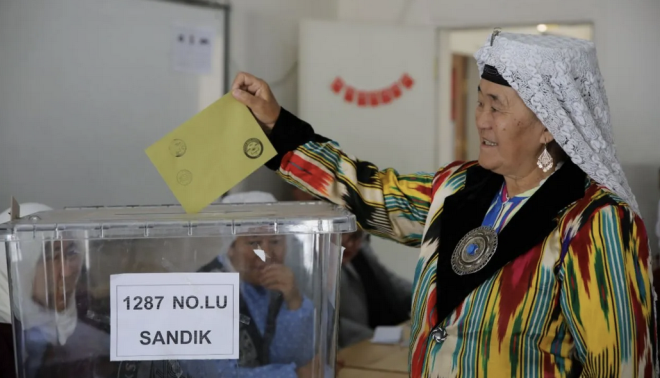 Van'n Erci ilesinde yaayan Krgzlar, bu seimde de yresel kyafetleriyle sandk bana gitti.