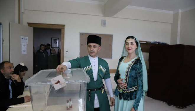 Kars'ta Cem ve eyda Kzlkaya ifti, yresel Kafkas kyafetiyle oy kulland.