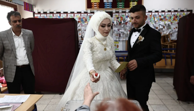 Dzce'de bir ift, Cumhurbakanl Seimi ikinci turunda oy kullanmak iin gelinlik ve damatlkla sana gitti.